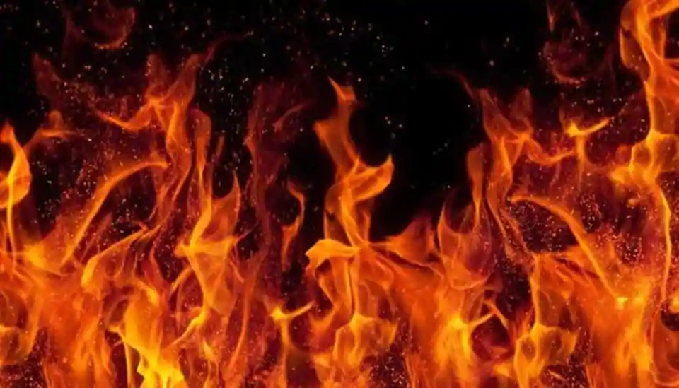कबाड़ के गोदाम में लगी भीषण आग, लाखों का माल जलकर हुआ ख़ाक