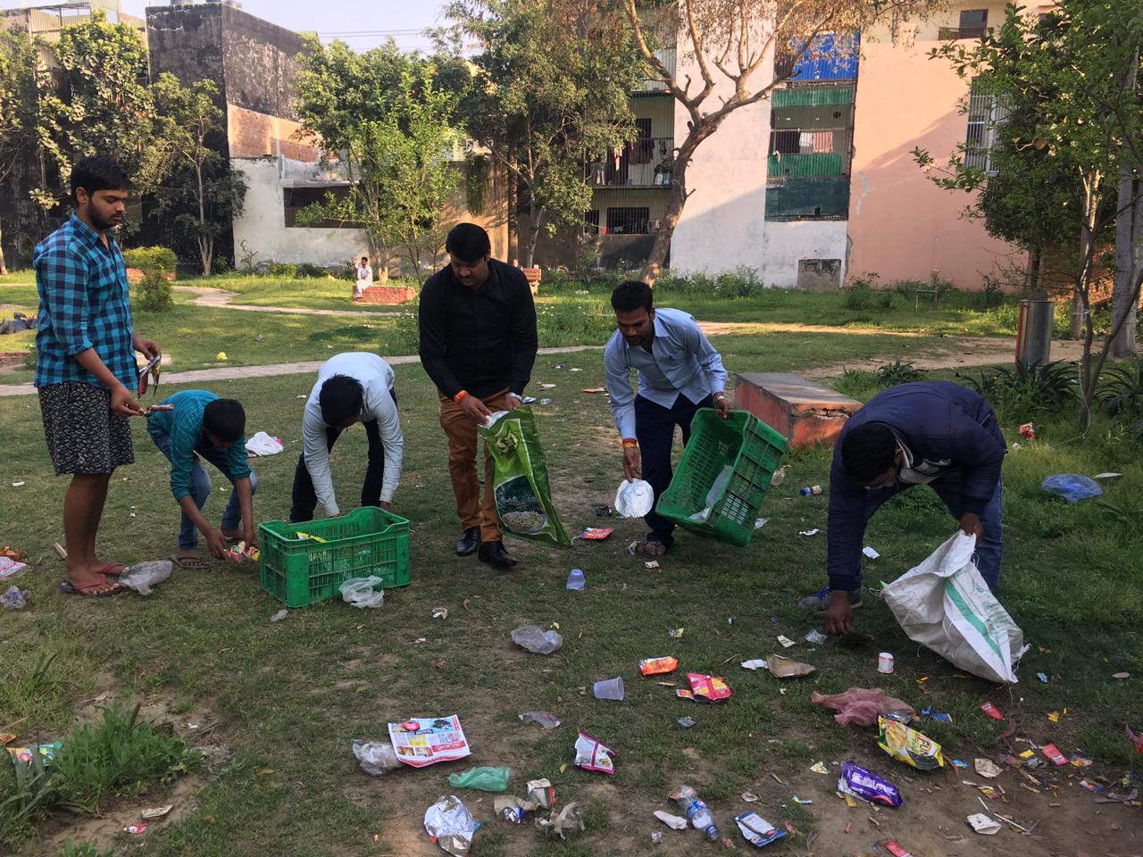 सेक्टर के पार्कों में चलाया 'स्वच्छ भारत अभियान'