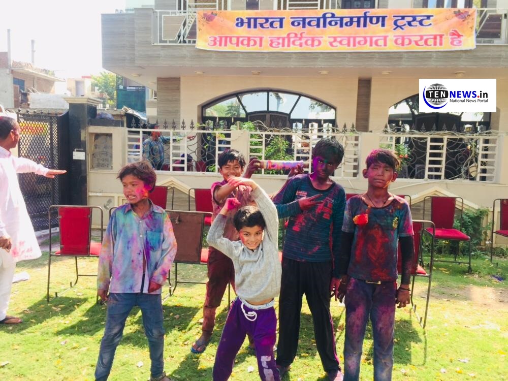 Greater Noida People Live Holi Playing - Photo Highlights